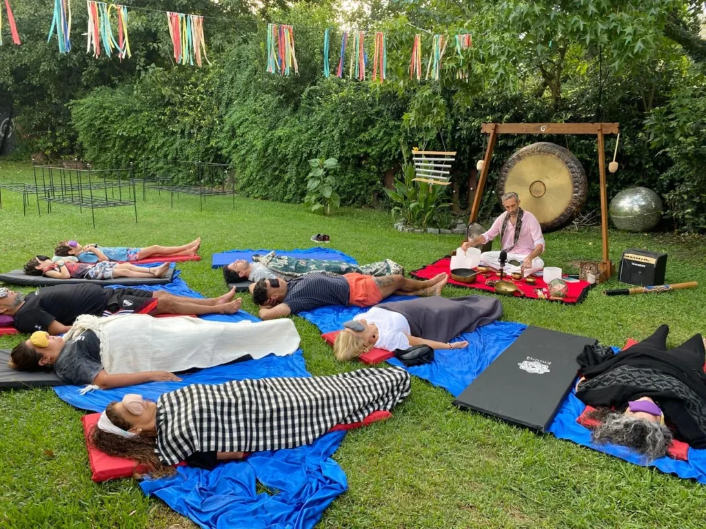 Gong bath con vibración y sonido terapéutico aplicado al cuerpo