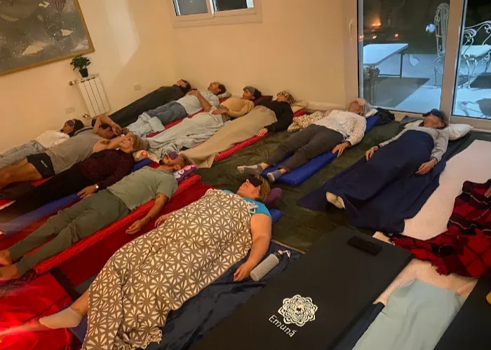 Terapia de sonido con gong y cuencos armónicos para el bienestar vibracional