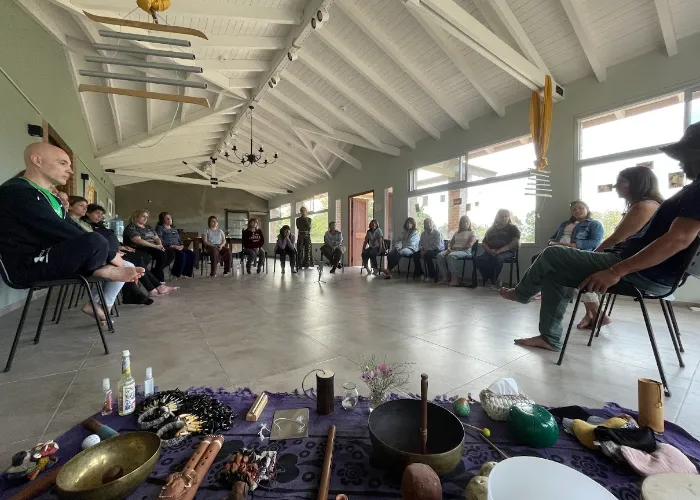 Retiro de bienestar vibracional con coaching ontológico y sonido